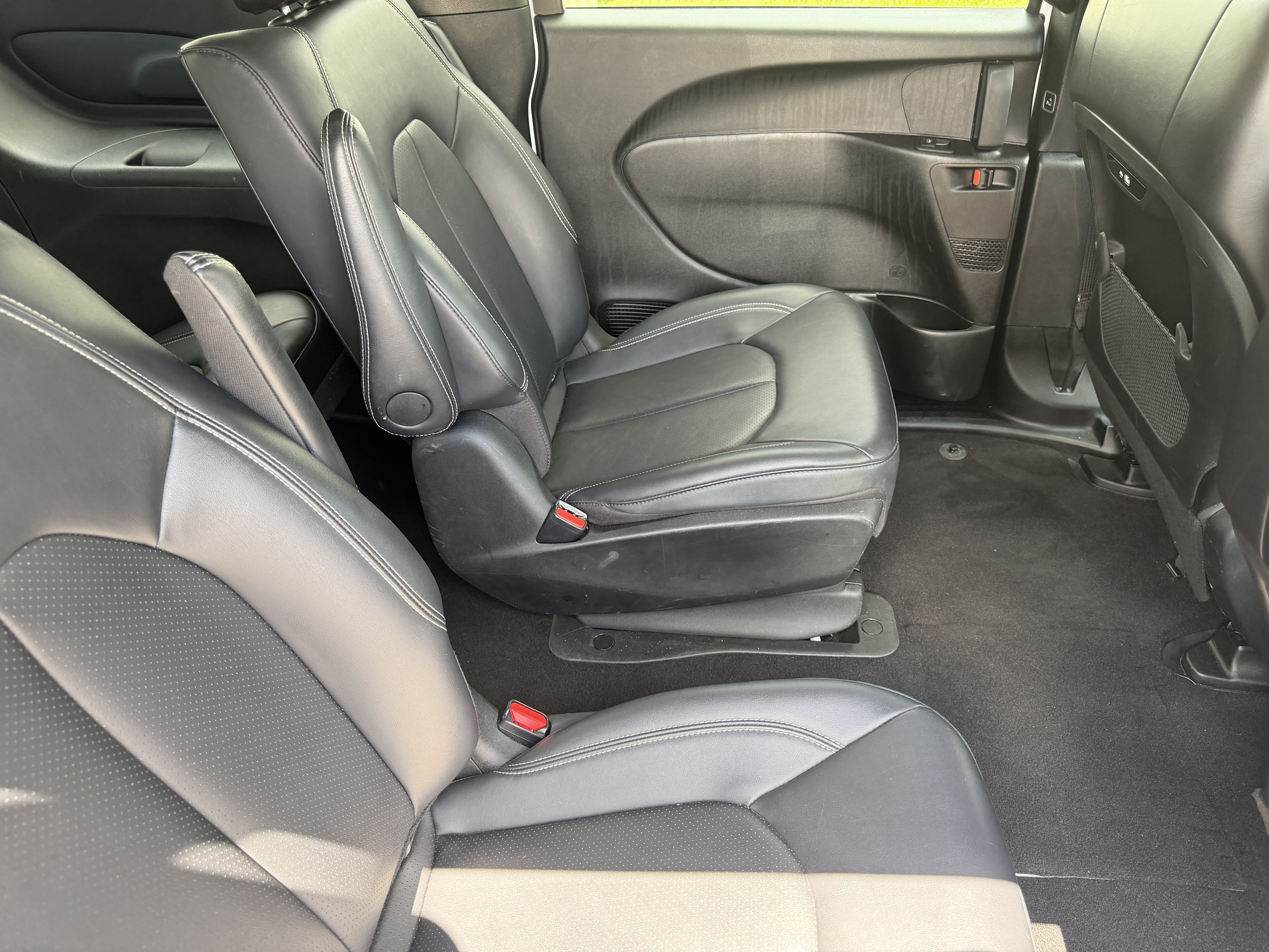 Used 2024 Chrysler Pacifica Limited FWD image 14