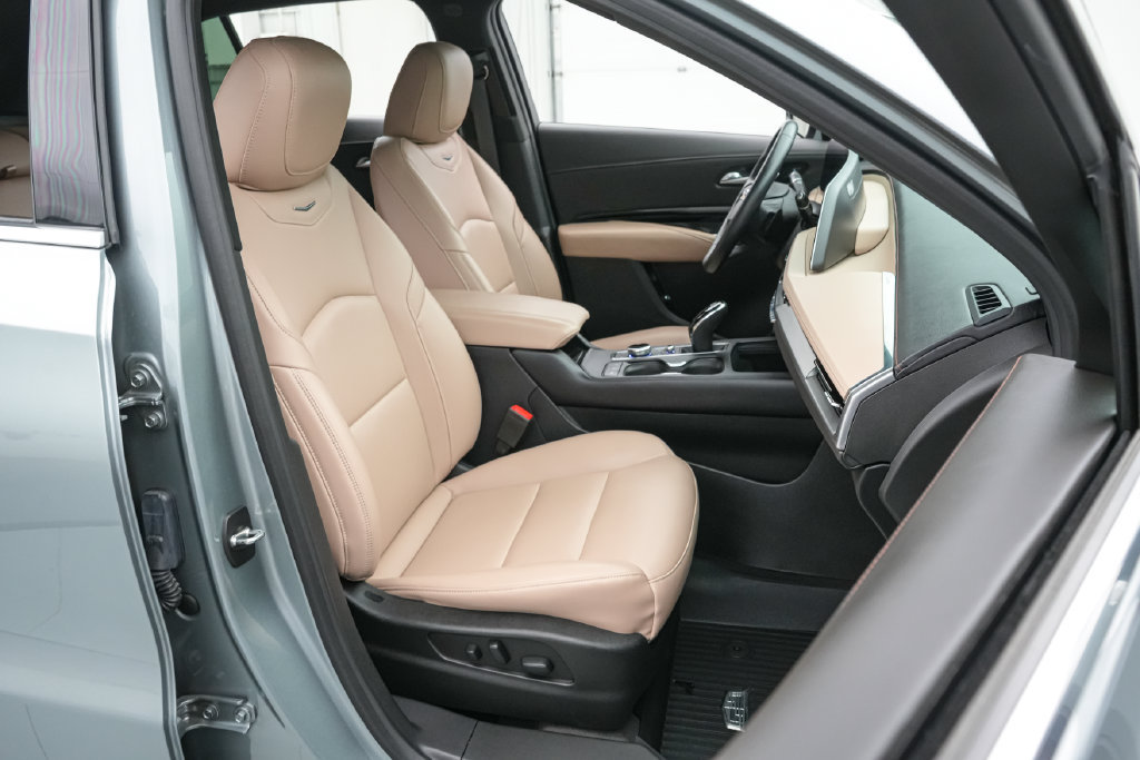 Used 2024 Cadillac XT4 Luxury w/ LPO, Floor Liner Package AWD/4WD image 22