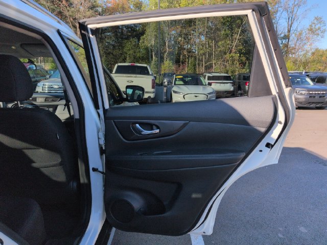 Used 2018 Nissan Rogue SV AWD/4WD image 16