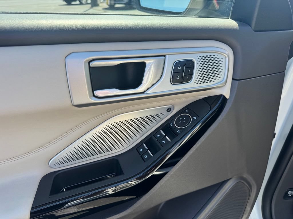 Certified 2023 Ford Explorer Platinum w/ Technology Package AWD/4WD image 3