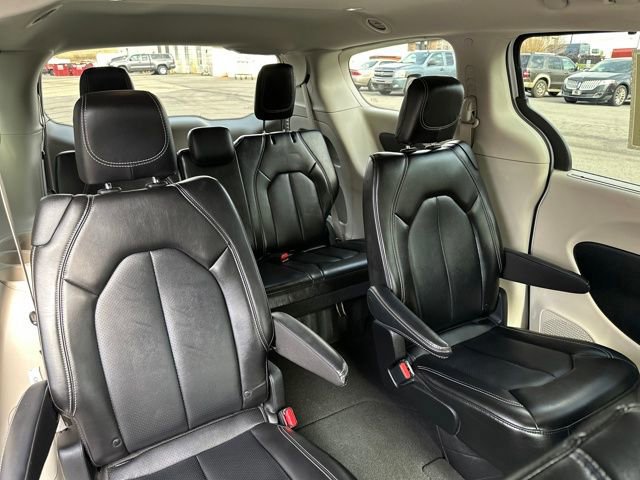 Used 2024 Chrysler Pacifica Touring-L image 16