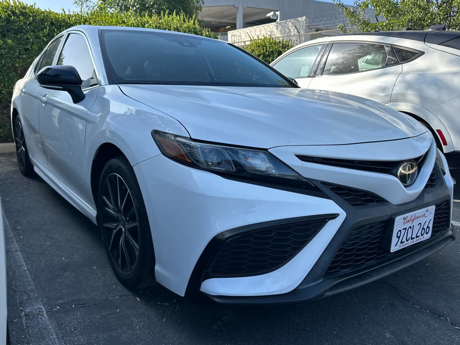 Used 2023 Toyota Camry SE w/ Convenience Package FWD image 3