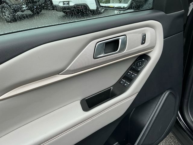 Certified 2025 Ford Explorer Active w/ Active Comfort Package AWD/4WD image 11