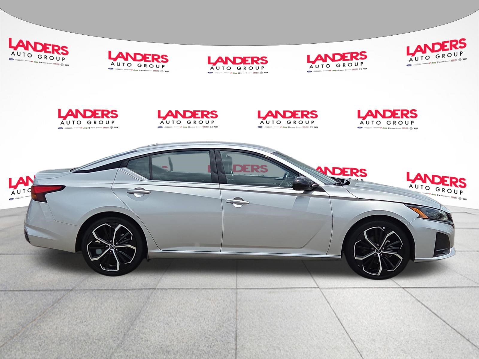 Used 2024 Nissan Altima 2.5 SR FWD image 2