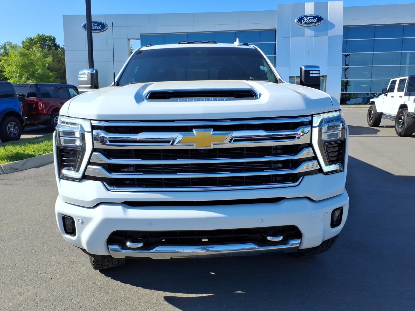 Used 2025 Chevrolet Silverado 2500 High Country w/ High Country Premium Package AWD/4WD image 8