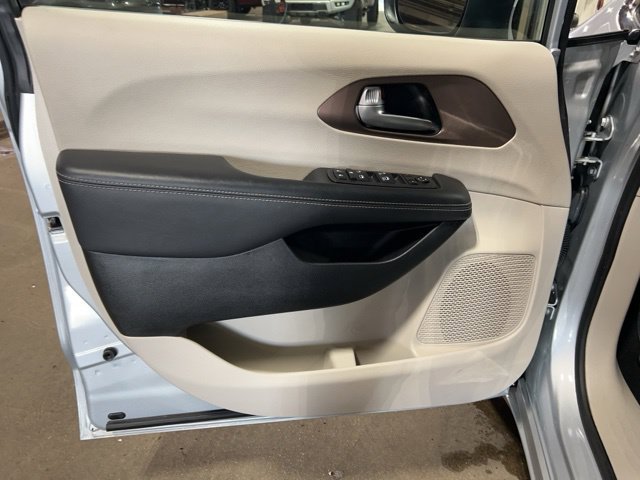 Used 2023 Chrysler Voyager LX FWD image 18