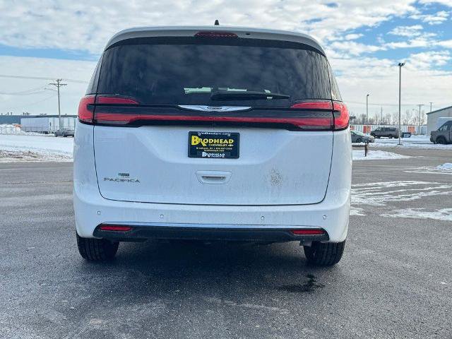 Used 2024 Chrysler Pacifica Touring-L FWD image 9