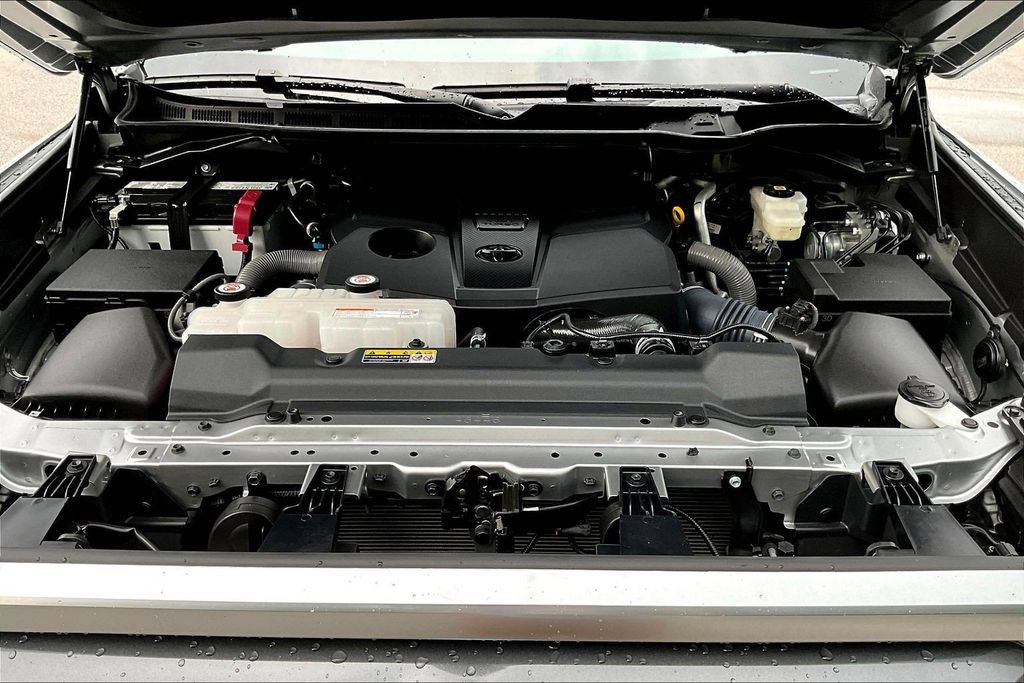 Used 2025 Toyota Tundra Limited AWD/4WD image 33