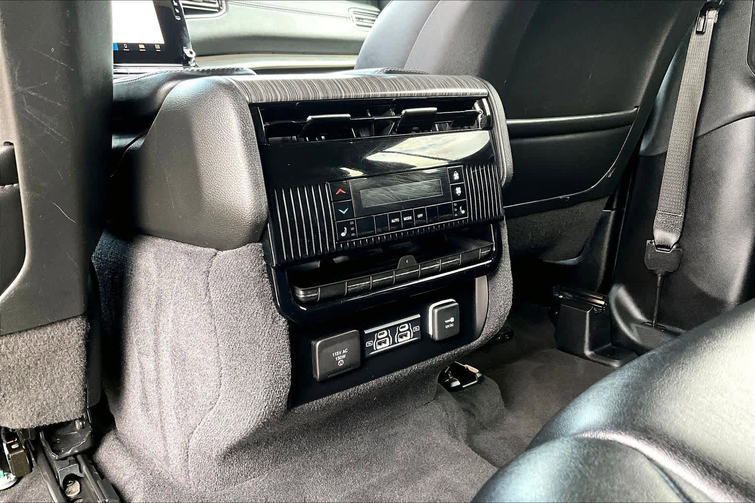 Used 2024 Jeep Wagoneer Series III w/ Flexible Seating Group AWD/4WD image 35