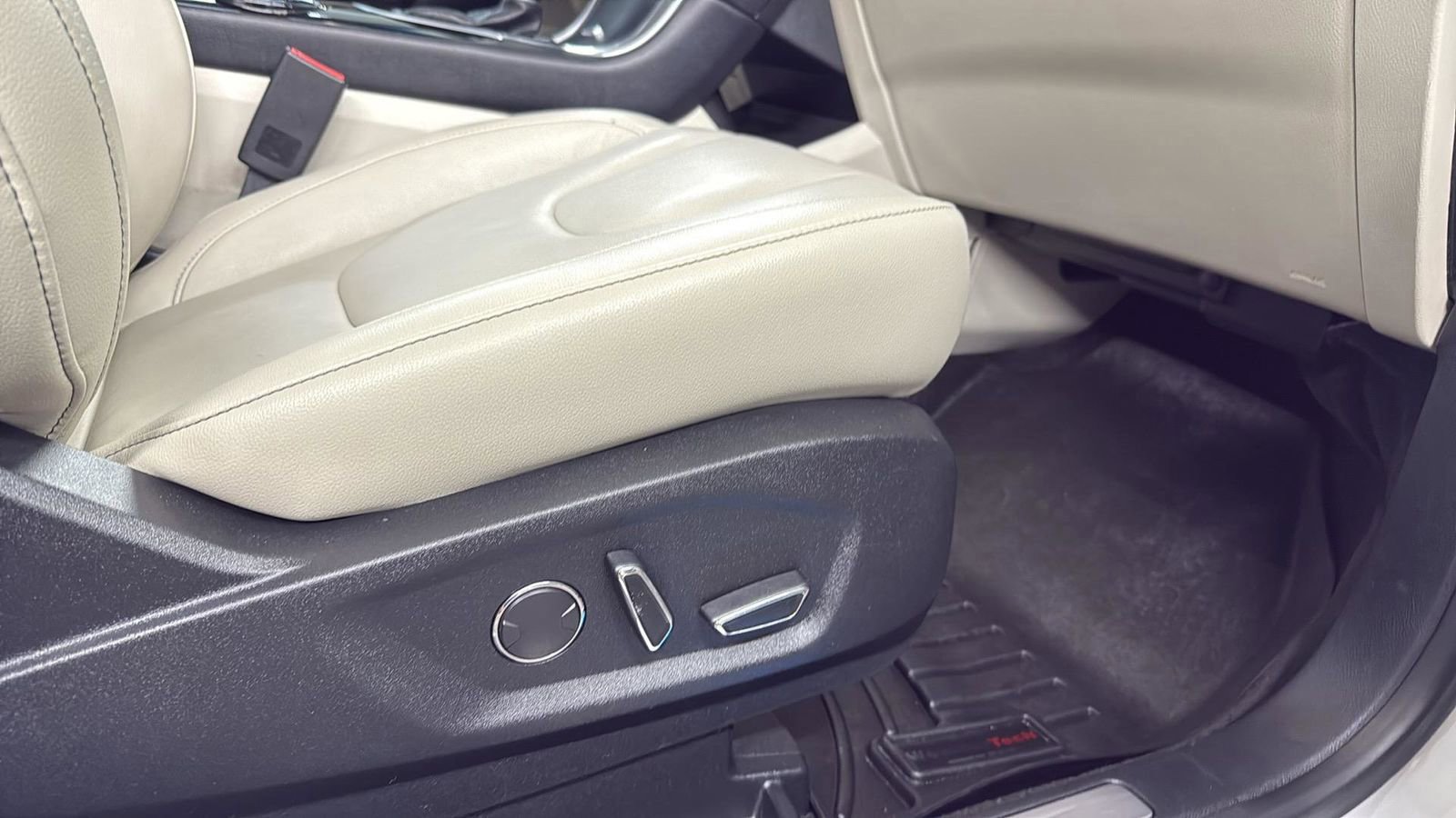 Certified 2018 Ford Edge Titanium w/ Technology Package image 25