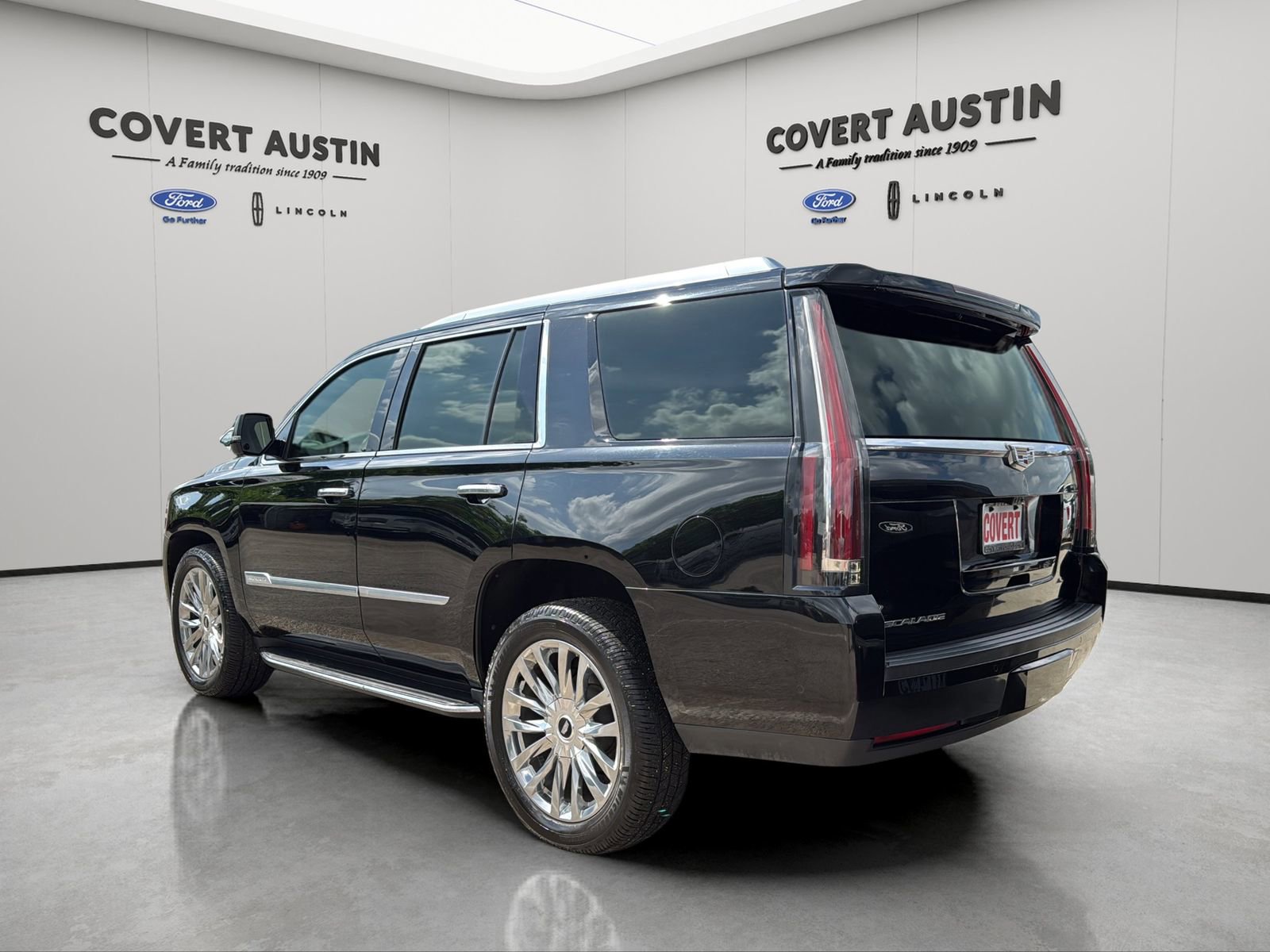 Used 2018 Cadillac Escalade Luxury RWD image 3