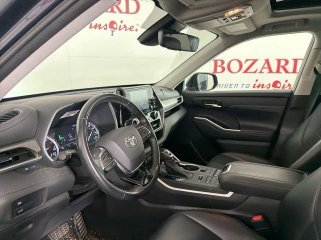 Used 2021 Toyota Highlander XLE AWD/4WD image 12