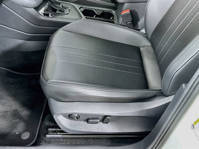 Used 2023 Volkswagen Tiguan SE w/ Panoramic Sunroof Package FWD image 26