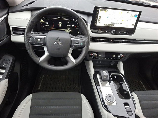 Used 2025 Mitsubishi Outlander SE image 12