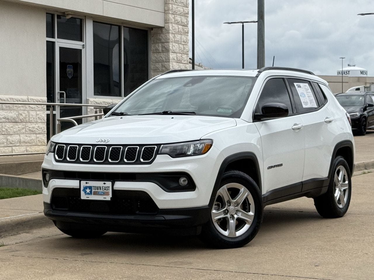Used 2024 Jeep Compass Latitude w/ Sun and Sound Group AWD/4WD image 2