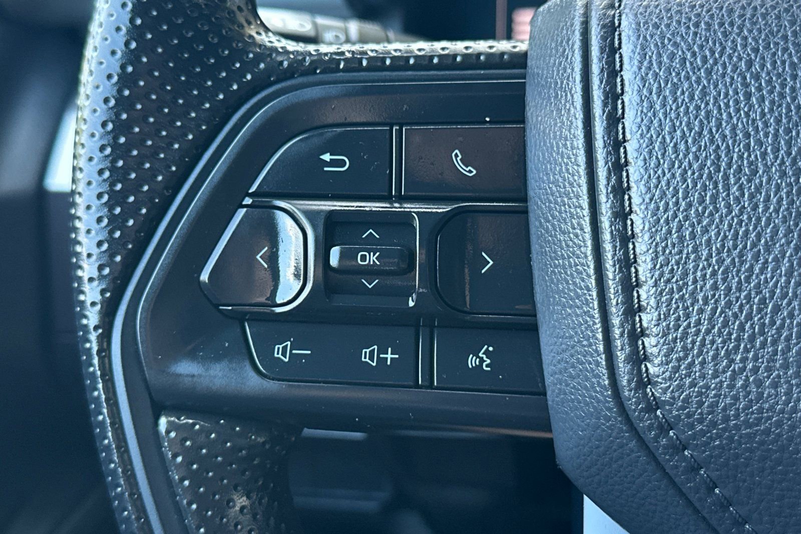 Used 2025 Toyota Tacoma SR5 AWD/4WD image 36