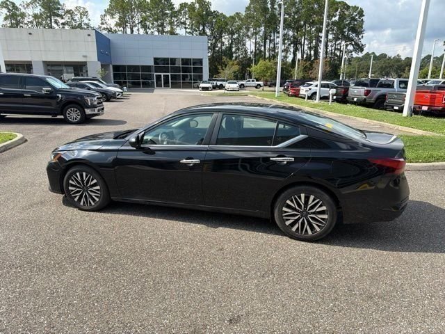 Used 2024 Nissan Altima 2.5 SV FWD image 9