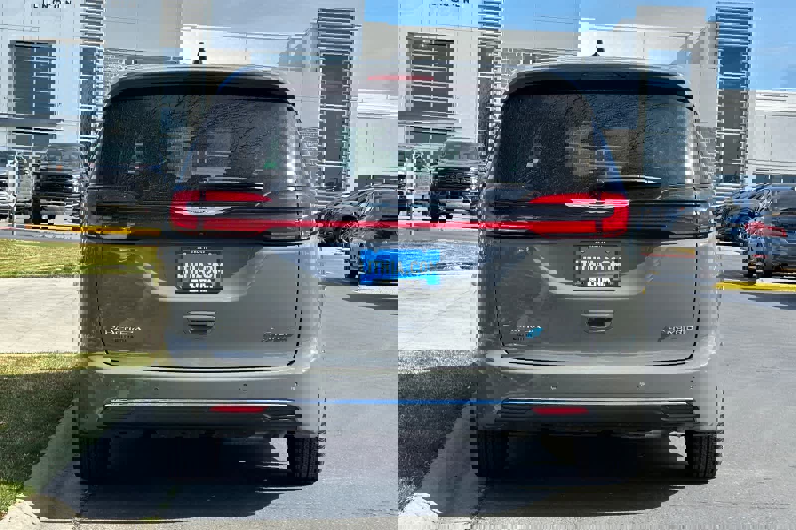 Used 2025 Chrysler Pacifica Select w/ Uconnect Theater Family Group image 4