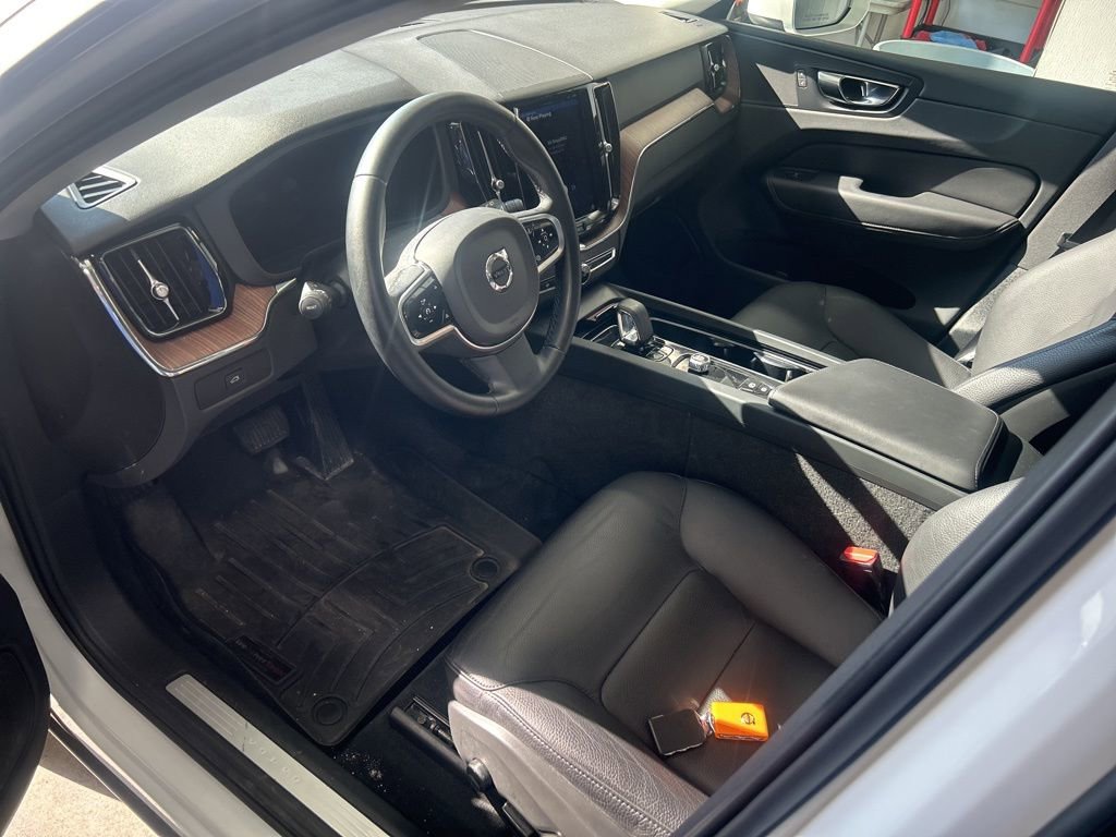 Used 2023 Volvo XC60 B5 Plus AWD/4WD image 3