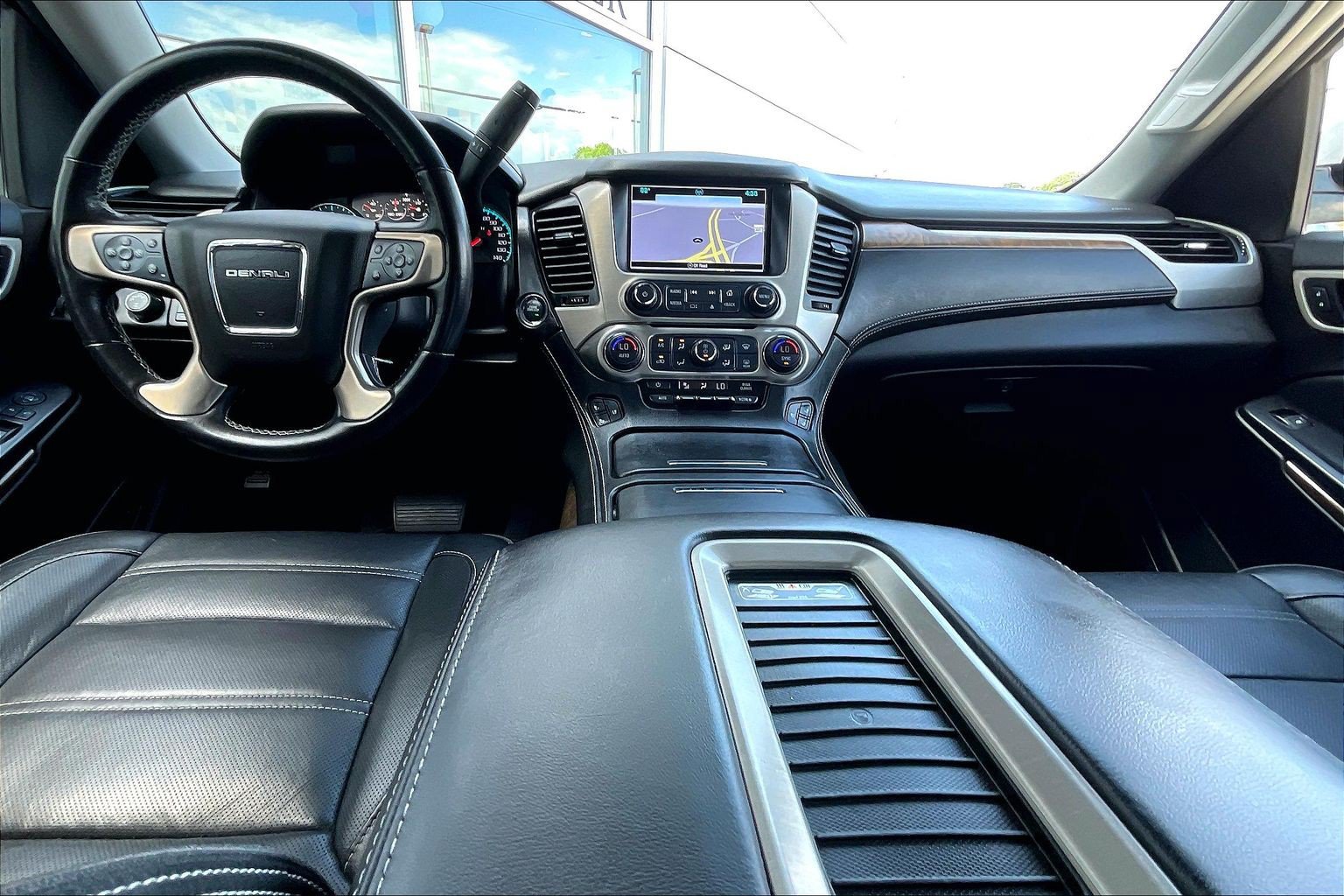 Used 2019 GMC Yukon Denali w/ Denali Ultimate Package AWD/4WD image 14