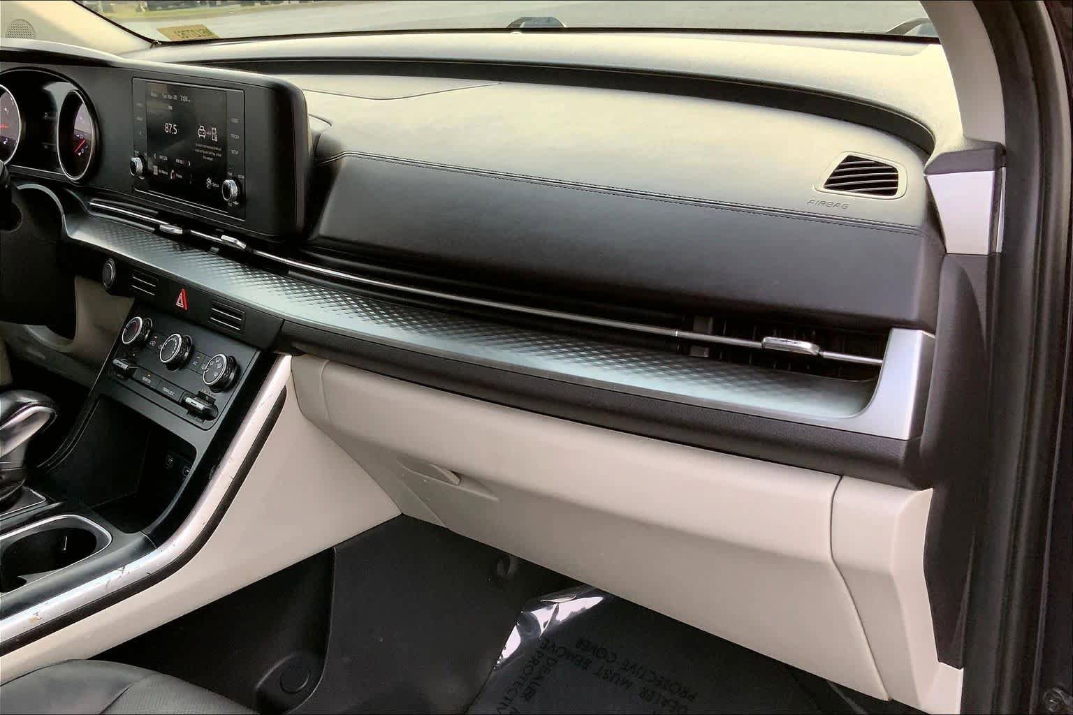 Used 2022 Kia Carnival LX FWD image 17