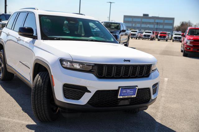 Used 2022 Jeep Grand Cherokee Altitude AWD/4WD image 5