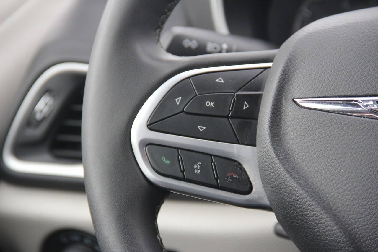 Used 2024 Chrysler Pacifica Touring-L FWD image 21