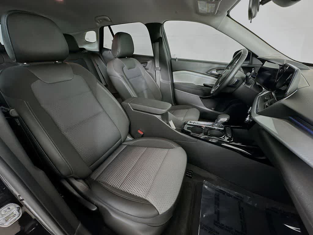 Used 2025 Chevrolet Trax LT w/ LT Convenience Package FWD image 14