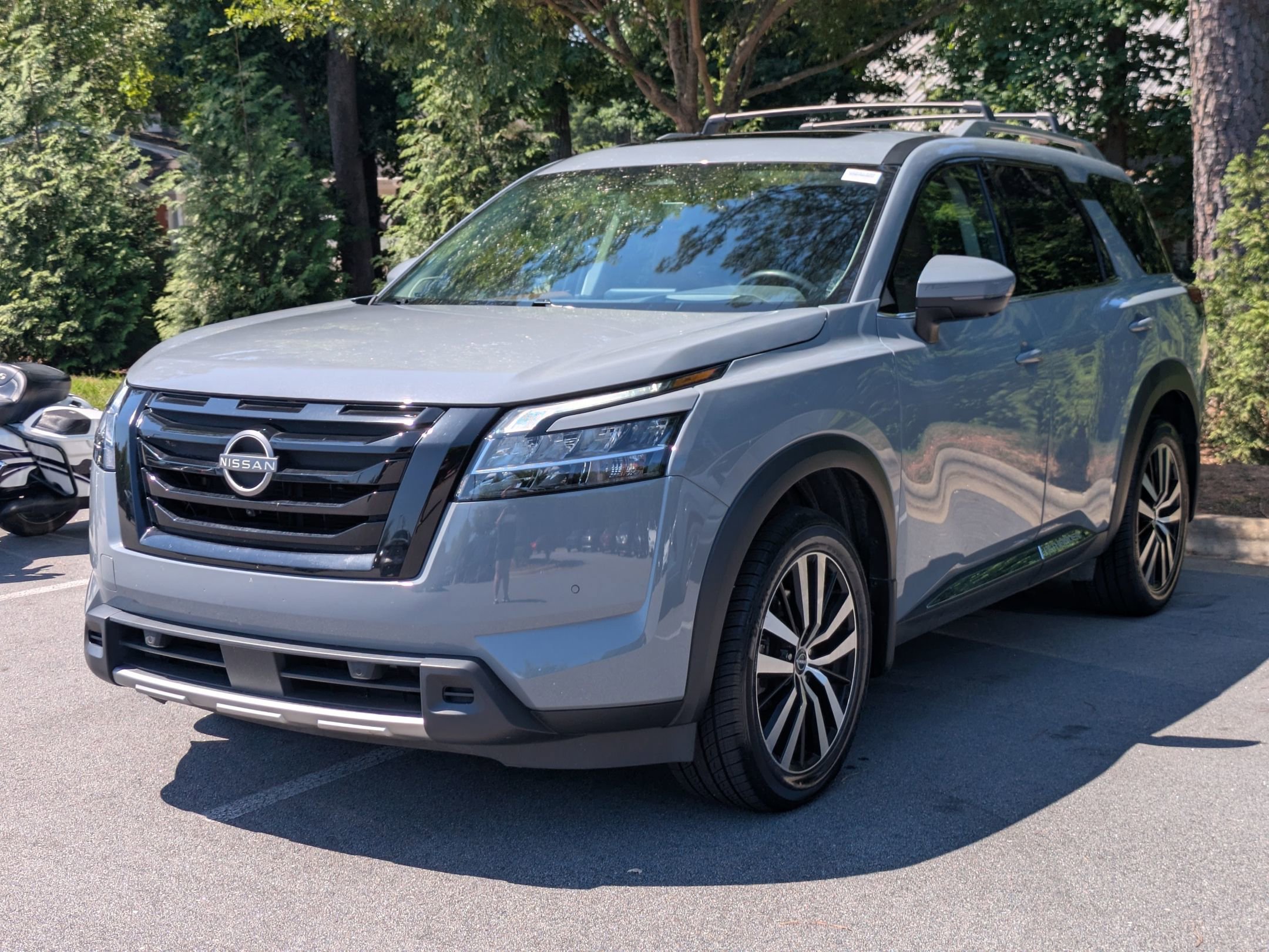 Used 2024 Nissan Pathfinder Platinum w/ Black Appearance Package FWD image 6