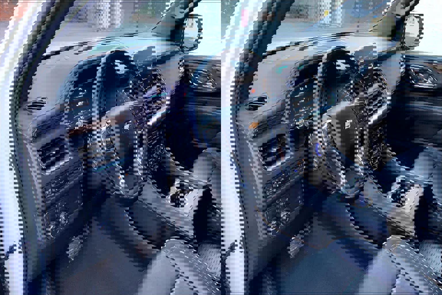 Used 2023 Chevrolet Suburban Premier image 17