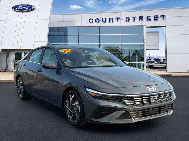 Used 2025 Hyundai Elantra SEL FWD image 3