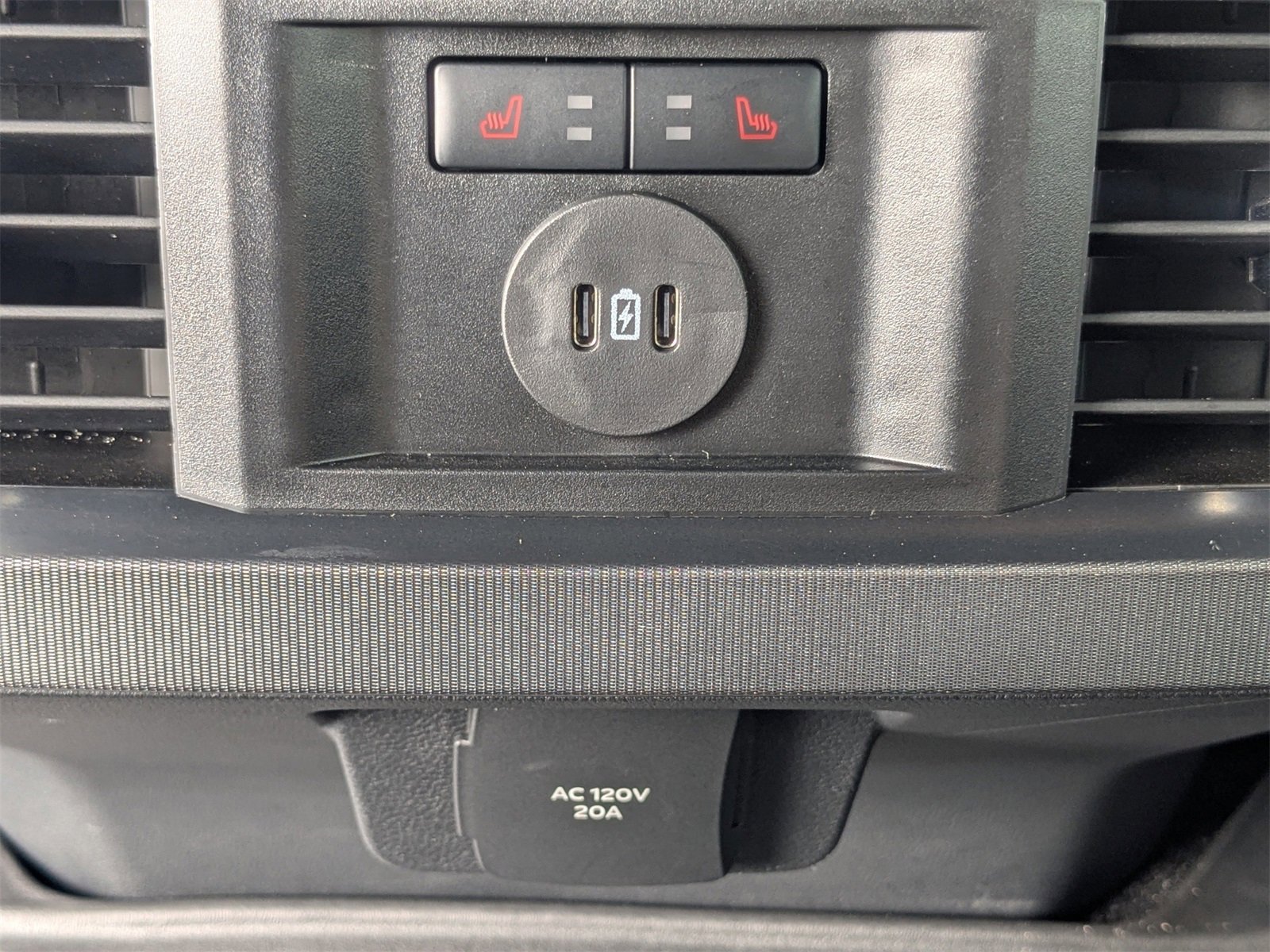 Certified 2025 Ford F250 Platinum w/ FX4 Off-Road Package image 15