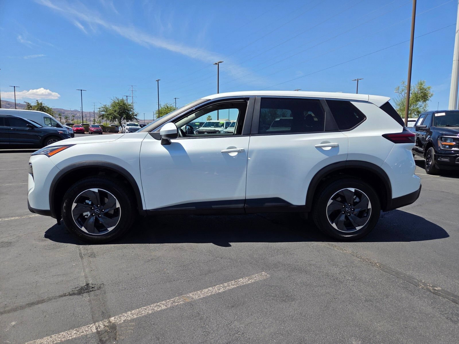 Used 2024 Nissan Rogue SV FWD image 3