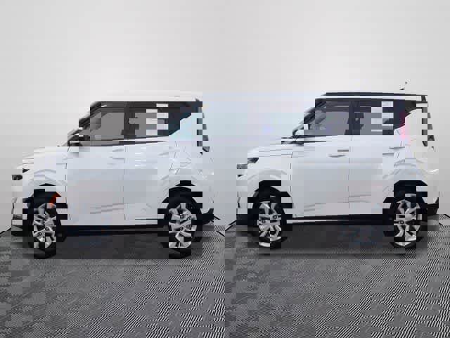 Used 2023 Kia Soul LX image 3