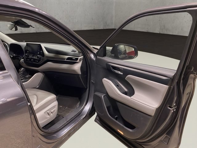 Used 2021 Toyota Highlander XLE AWD/4WD image 19