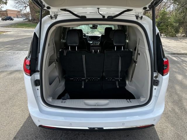 Used 2024 Chrysler Pacifica Touring-L image 22