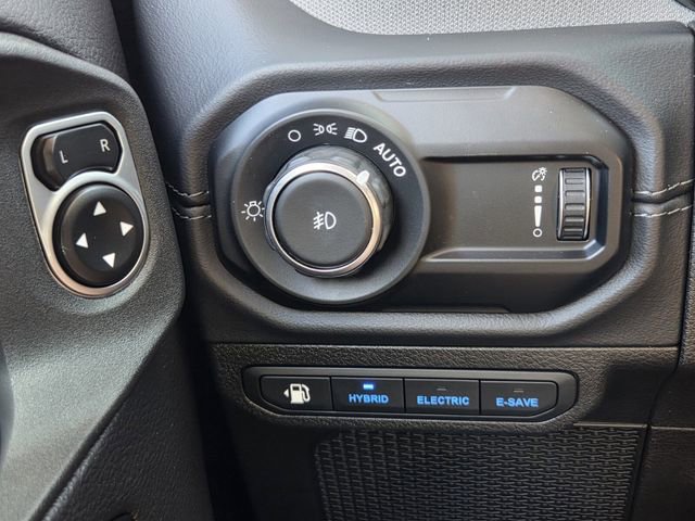 Used 2025 Jeep Wrangler Unlimited Sahara w/ Safety Group AWD/4WD image 24