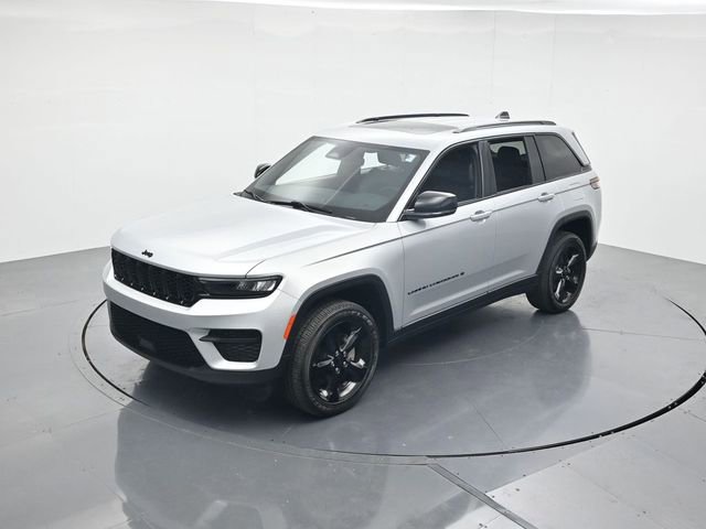 Used 2024 Jeep Grand Cherokee Altitude AWD/4WD image 41