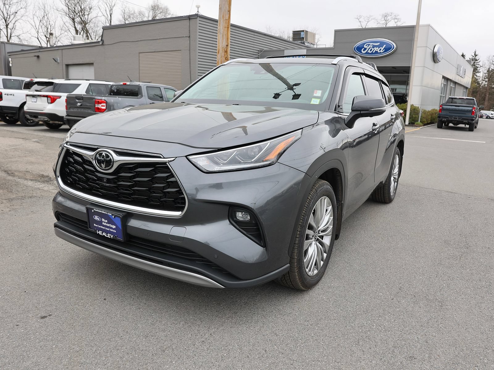 Used 2023 Toyota Highlander Platinum AWD/4WD image 3