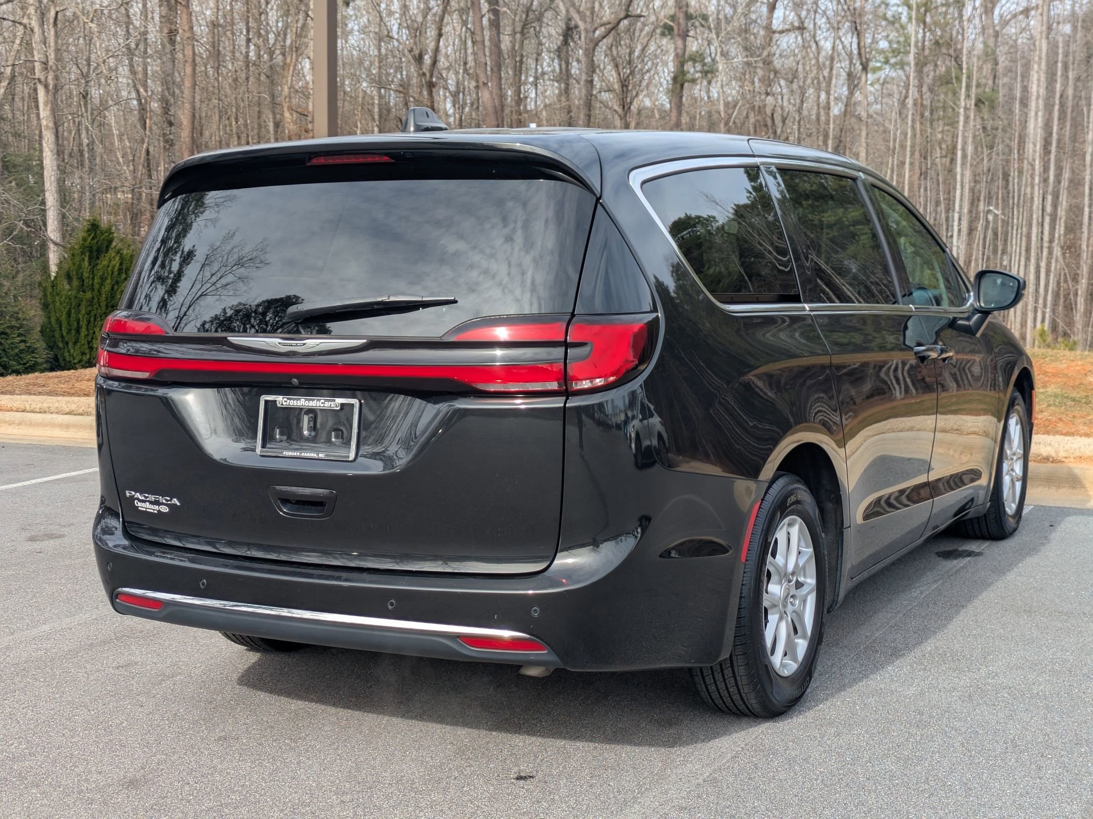 Used 2023 Chrysler Pacifica Touring-L image 4