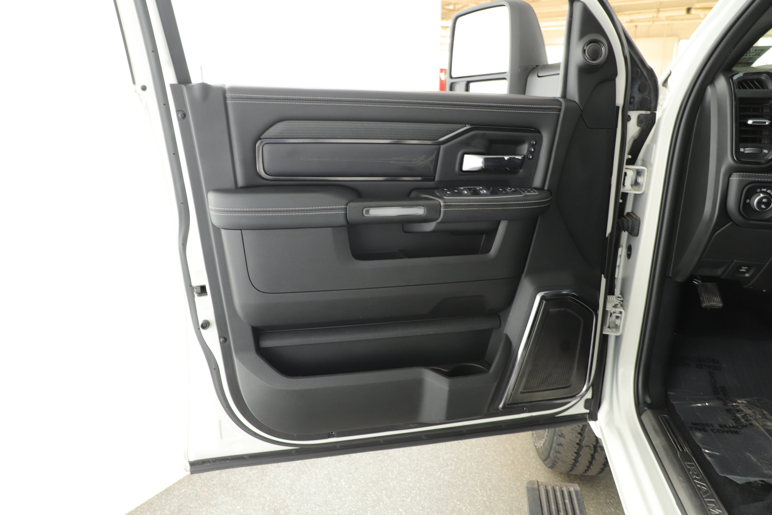 Used 2024 RAM 2500 Limited image 12