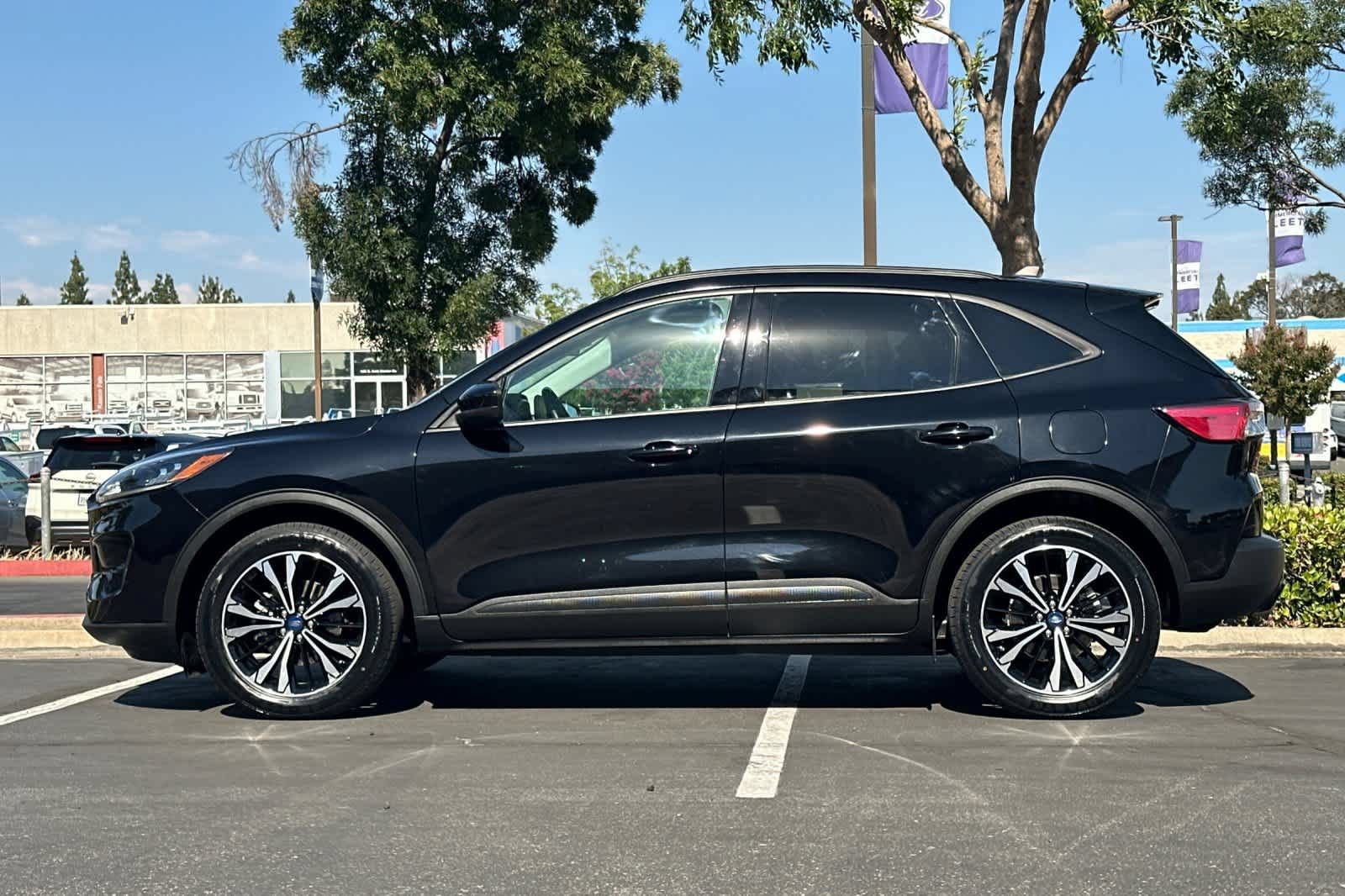Certified 2022 Ford Escape SE w/ SE Sport Appearance Package AWD/4WD image 6