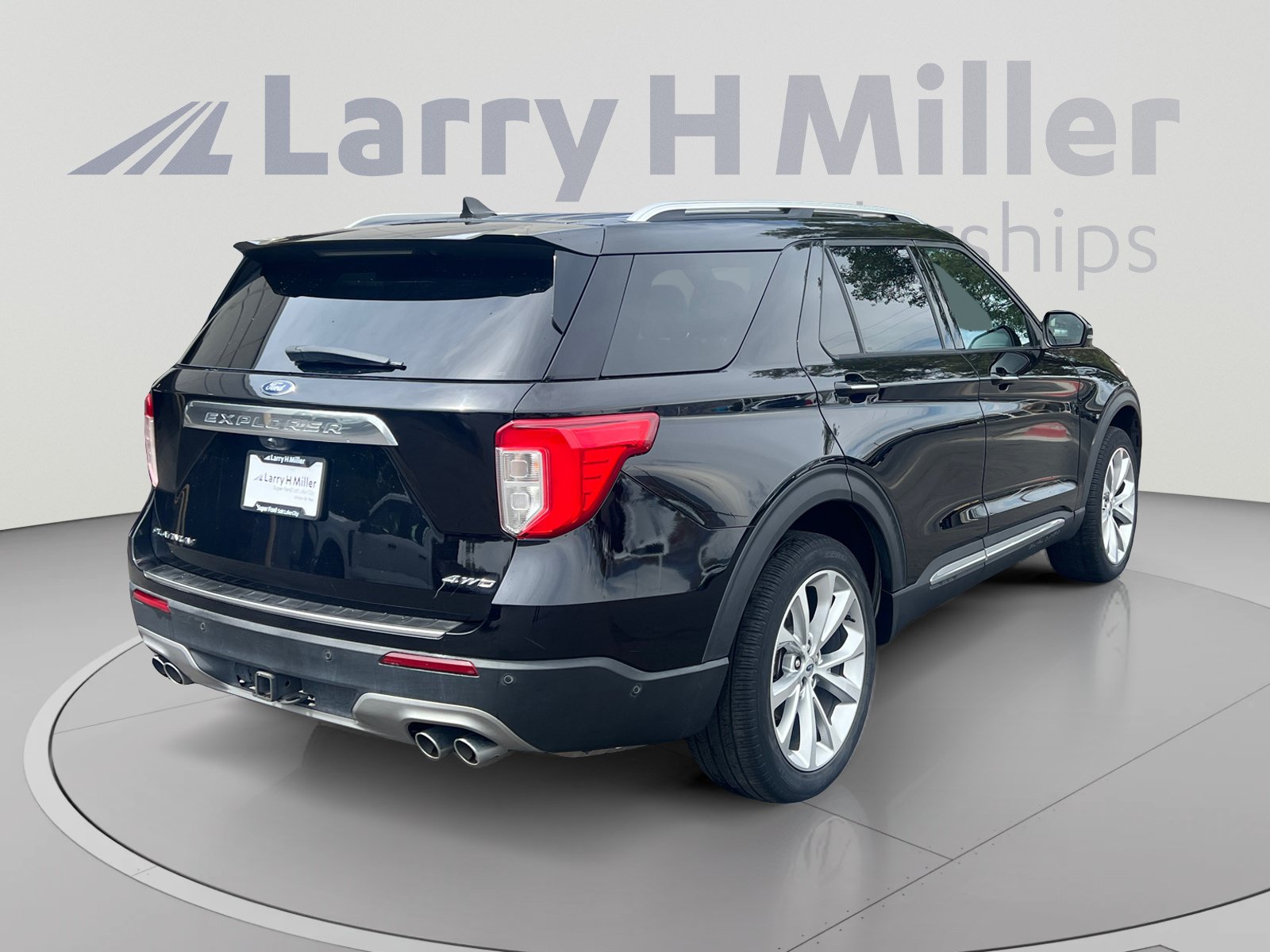 Certified 2023 Ford Explorer Platinum w/ Technology Package AWD/4WD image 5
