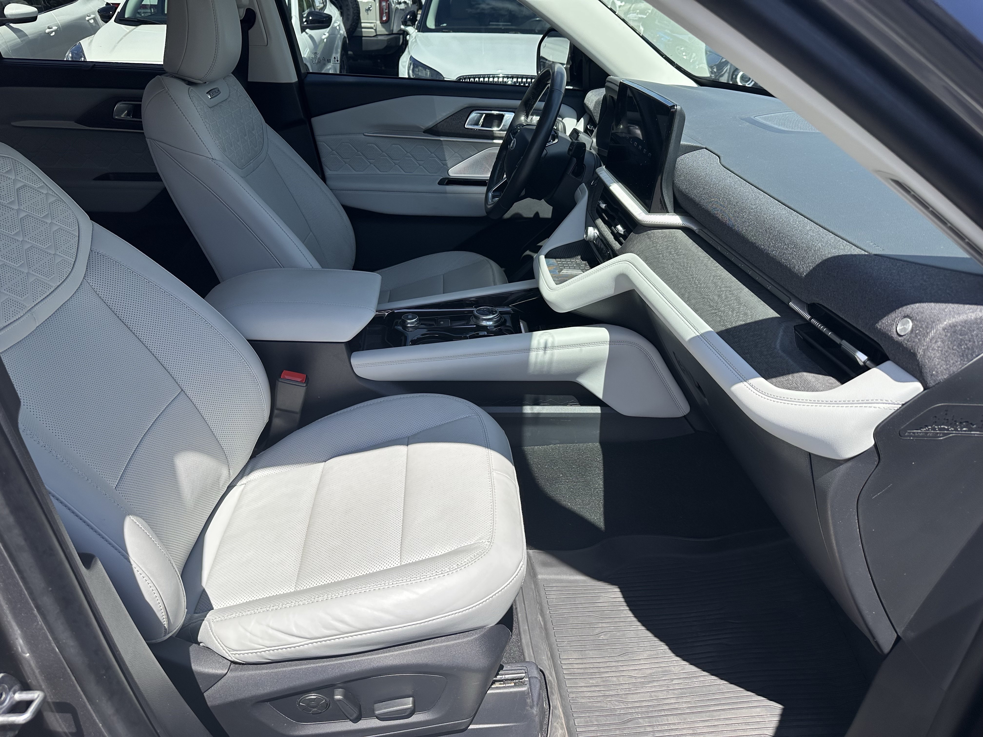 Certified 2025 Ford Explorer Platinum w/ Ultimate Package AWD/4WD image 14