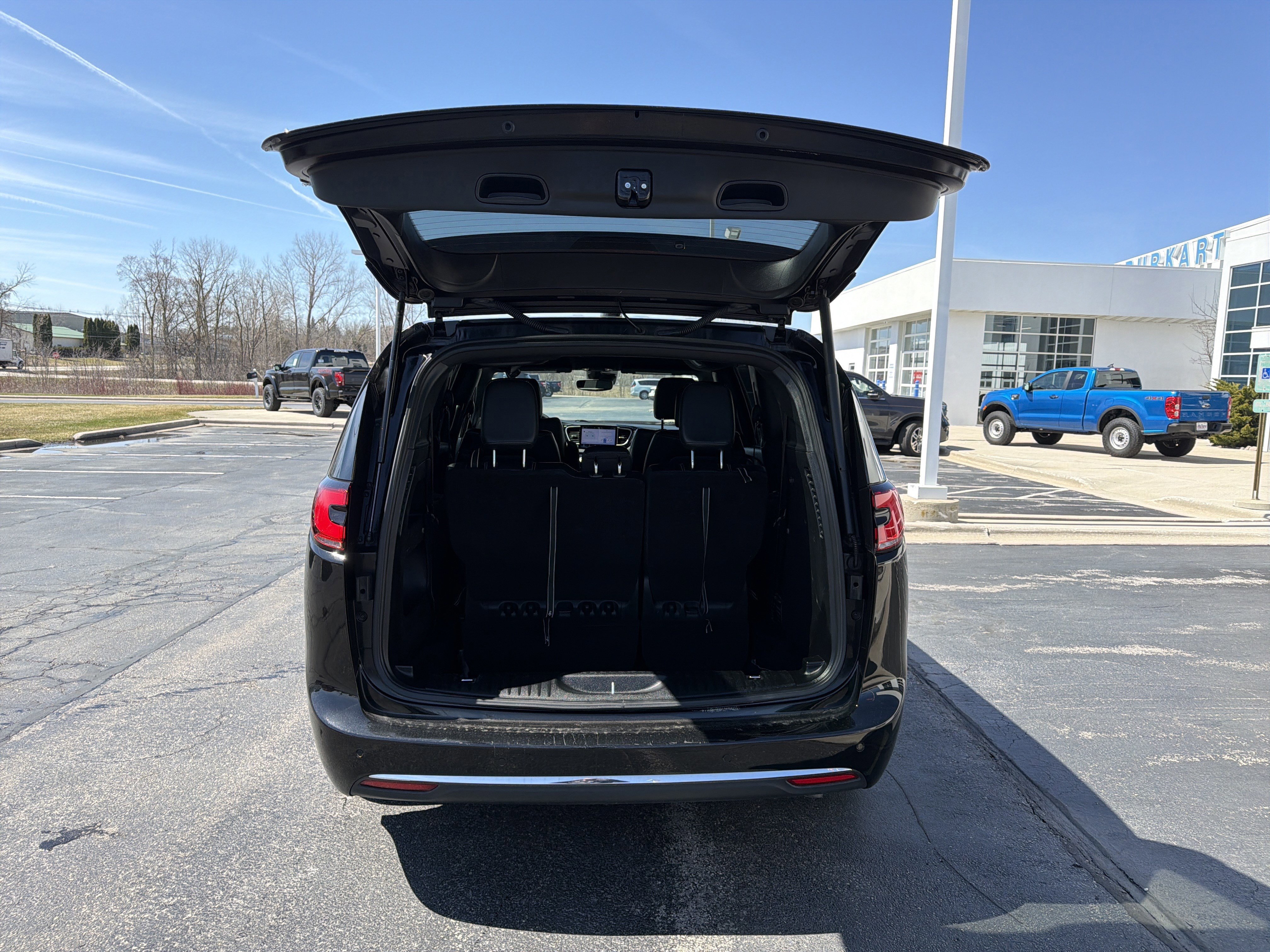 Used 2025 Chrysler Pacifica Select image 20