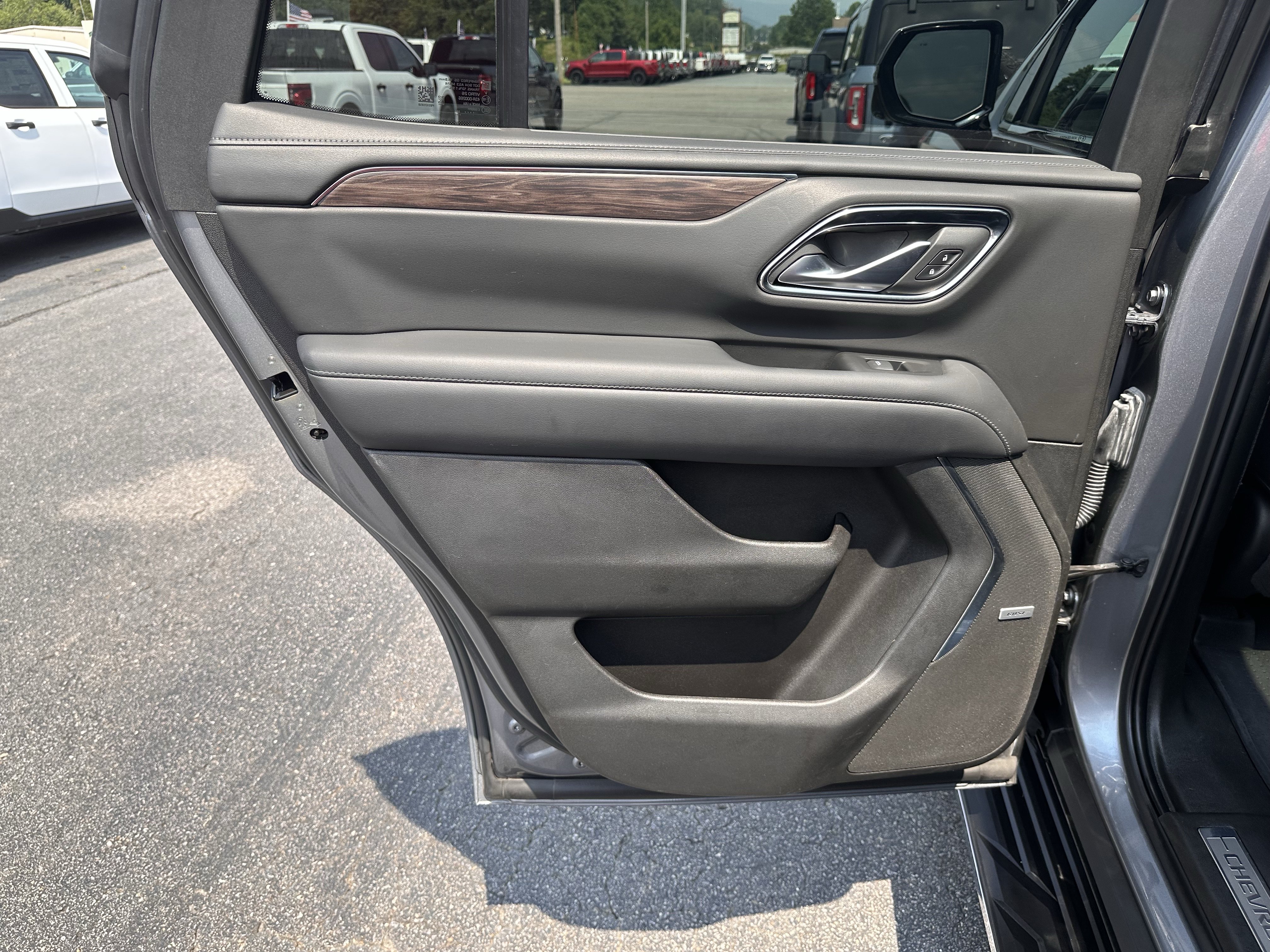 Used 2022 Chevrolet Tahoe LT w/ Luxury Package AWD/4WD image 11