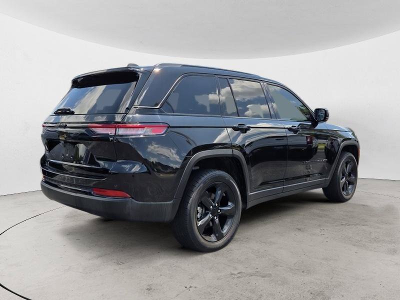 Used 2022 Jeep Grand Cherokee Altitude RWD image 3