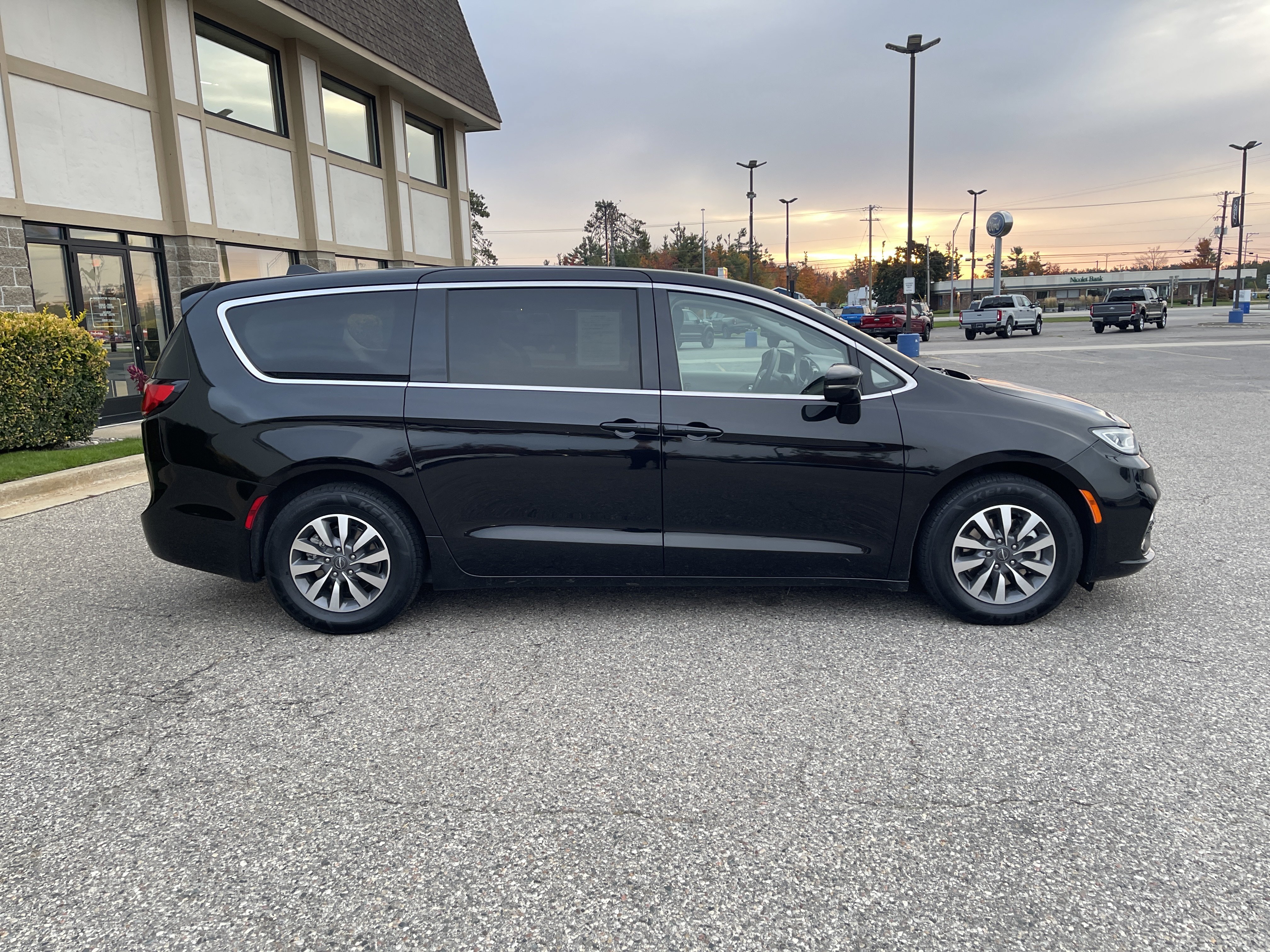 Used 2024 Chrysler Pacifica Limited FWD image 2