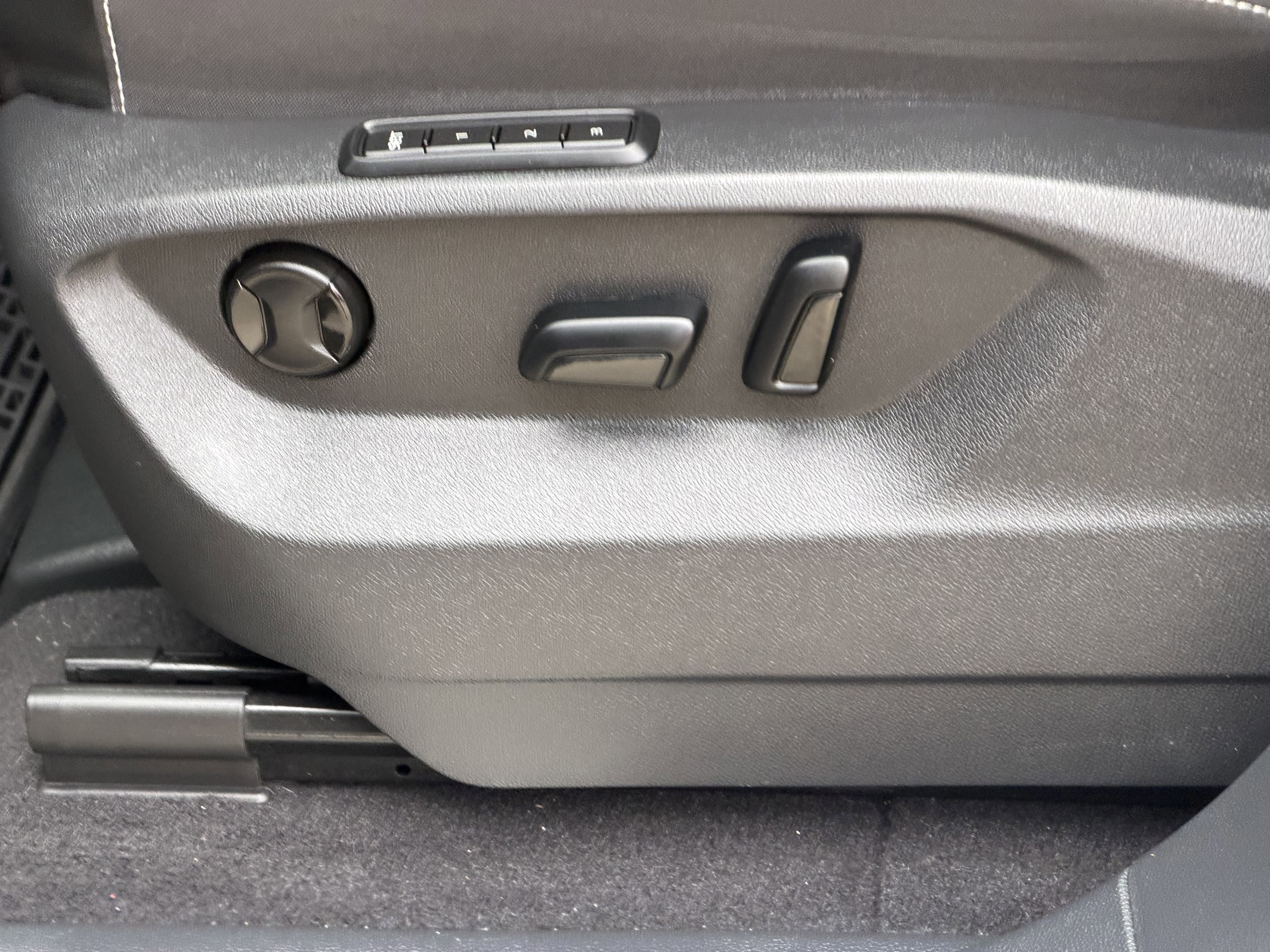 Used 2024 Volkswagen Atlas Cross Sport SEL Premium R-Line image 16