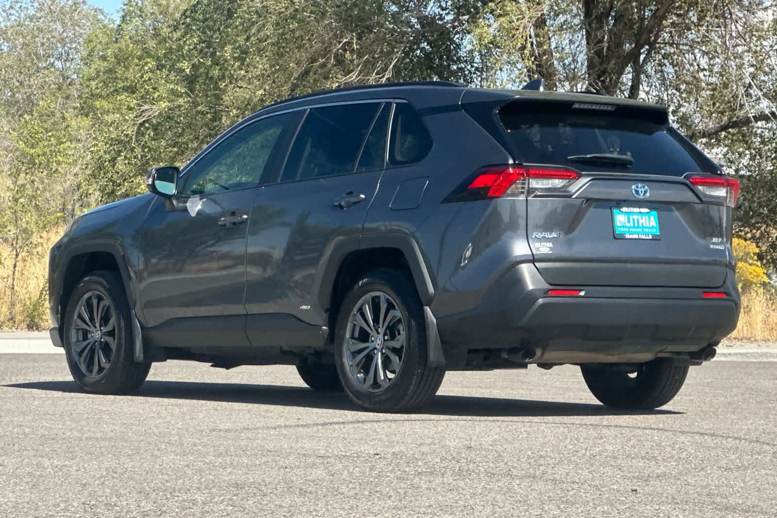 Used 2022 Toyota RAV4 XLE Premium AWD/4WD image 6